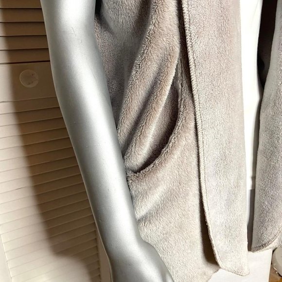 BIT & BRIDLE Light Gray Draped Faux Fur Hooded Fleece Open Sleeveless Vest M - Picture 3 of 9